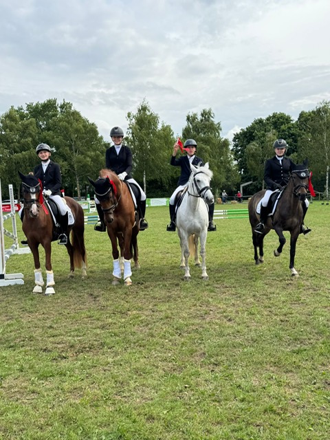 Erfolgreicher Auftritt beim Junior Sparkassen Dressurpokal – RV Albersloh punktet in der Mannschaftswertung